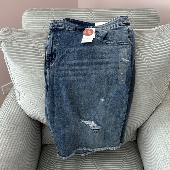 NWT Lane Bryant Distressed/Frayed Boyfriend Mid Rise Bermuda Shorts. Size 20 - Picture 1 of 15